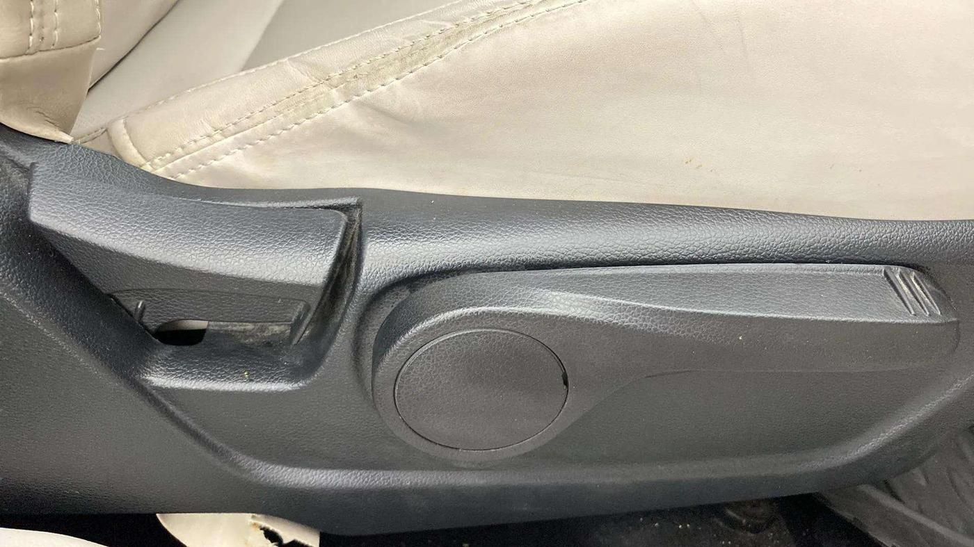 2020 Mahindra XUV300 W8 1.2 PETROL, Petrol, Manual, 33,830 km, Driver Side Adjustment Panel