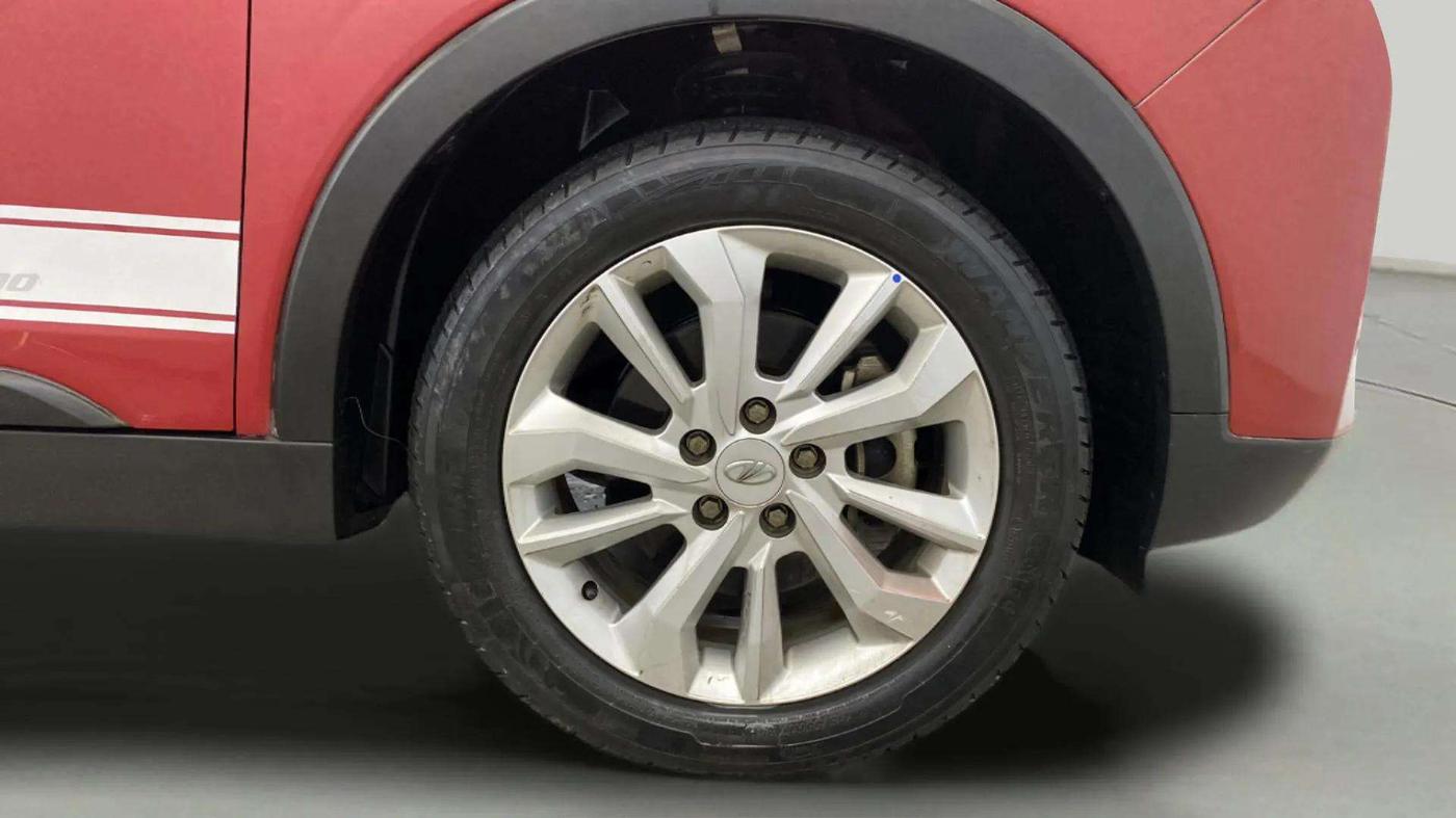 2020 Mahindra XUV300 W8 1.2 PETROL, Petrol, Manual, 33,830 km, Right Front Wheel