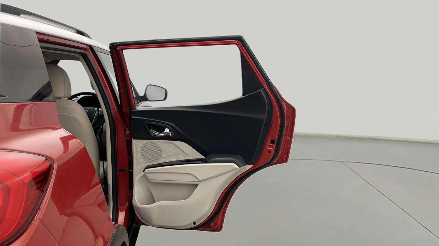 2020 Mahindra XUV300 W8 1.2 PETROL, Petrol, Manual, 33,830 km, RHS Rear Door