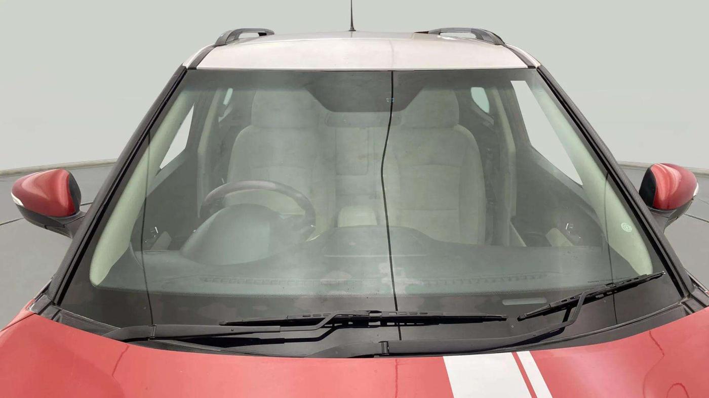 2020 Mahindra XUV300 W8 1.2 PETROL, Petrol, Manual, 33,830 km, Front Windshield
