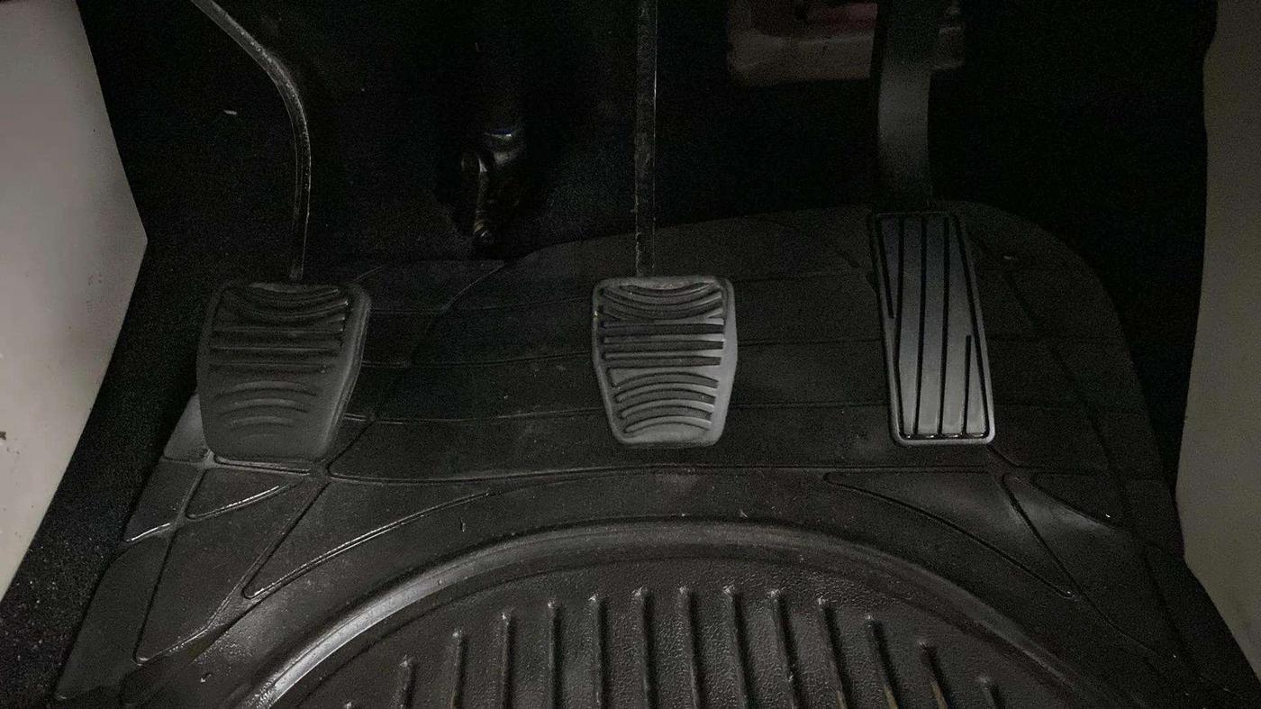 2020 Mahindra XUV300 W8 1.2 PETROL, Petrol, Manual, 33,830 km, Pedals