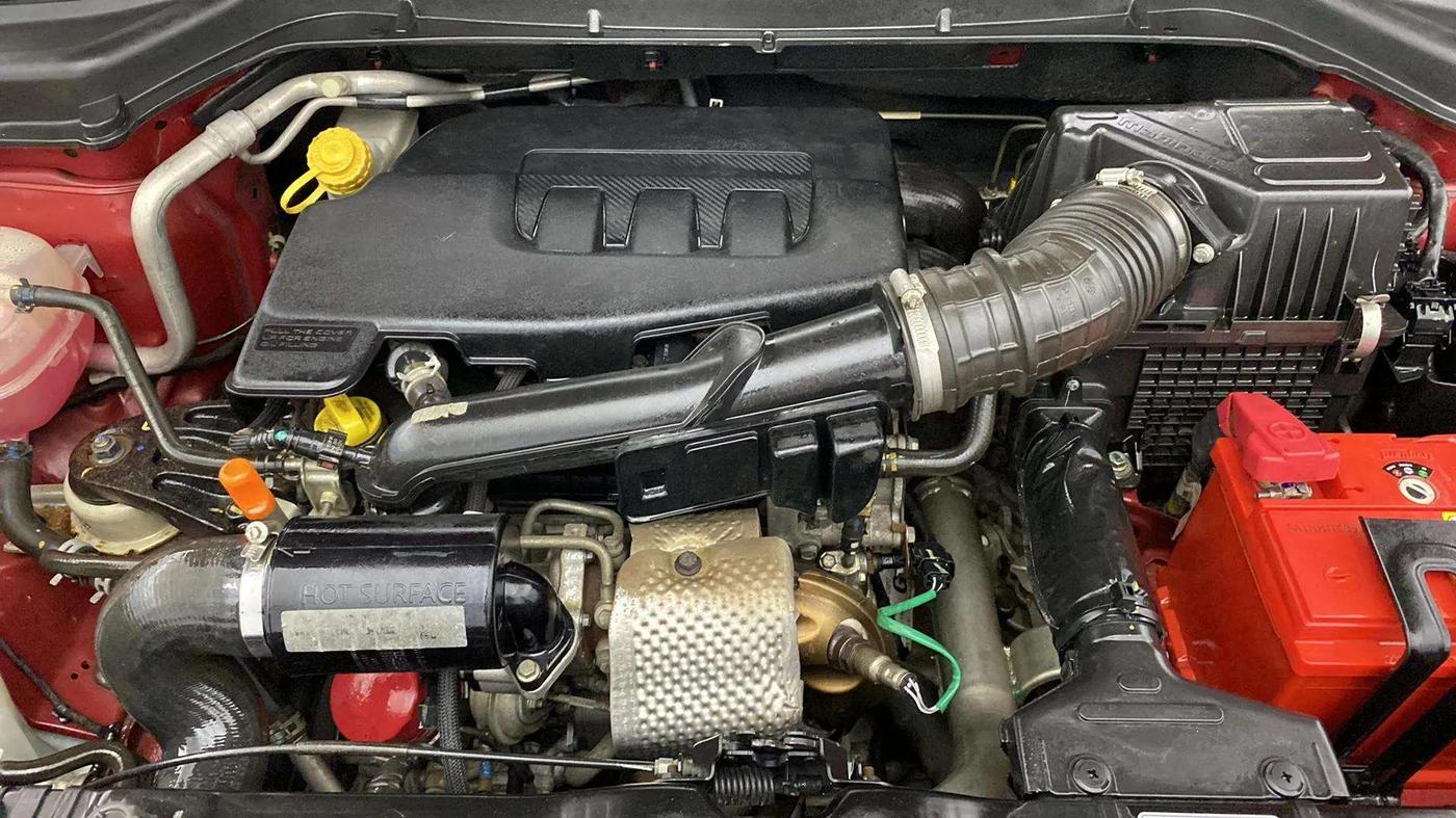 2020 Mahindra XUV300 W8 1.2 PETROL, Petrol, Manual, 33,830 km, Engine View