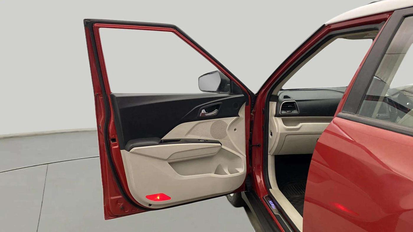 2020 Mahindra XUV300 W8 1.2 PETROL, Petrol, Manual, 33,830 km, LHS Front Door