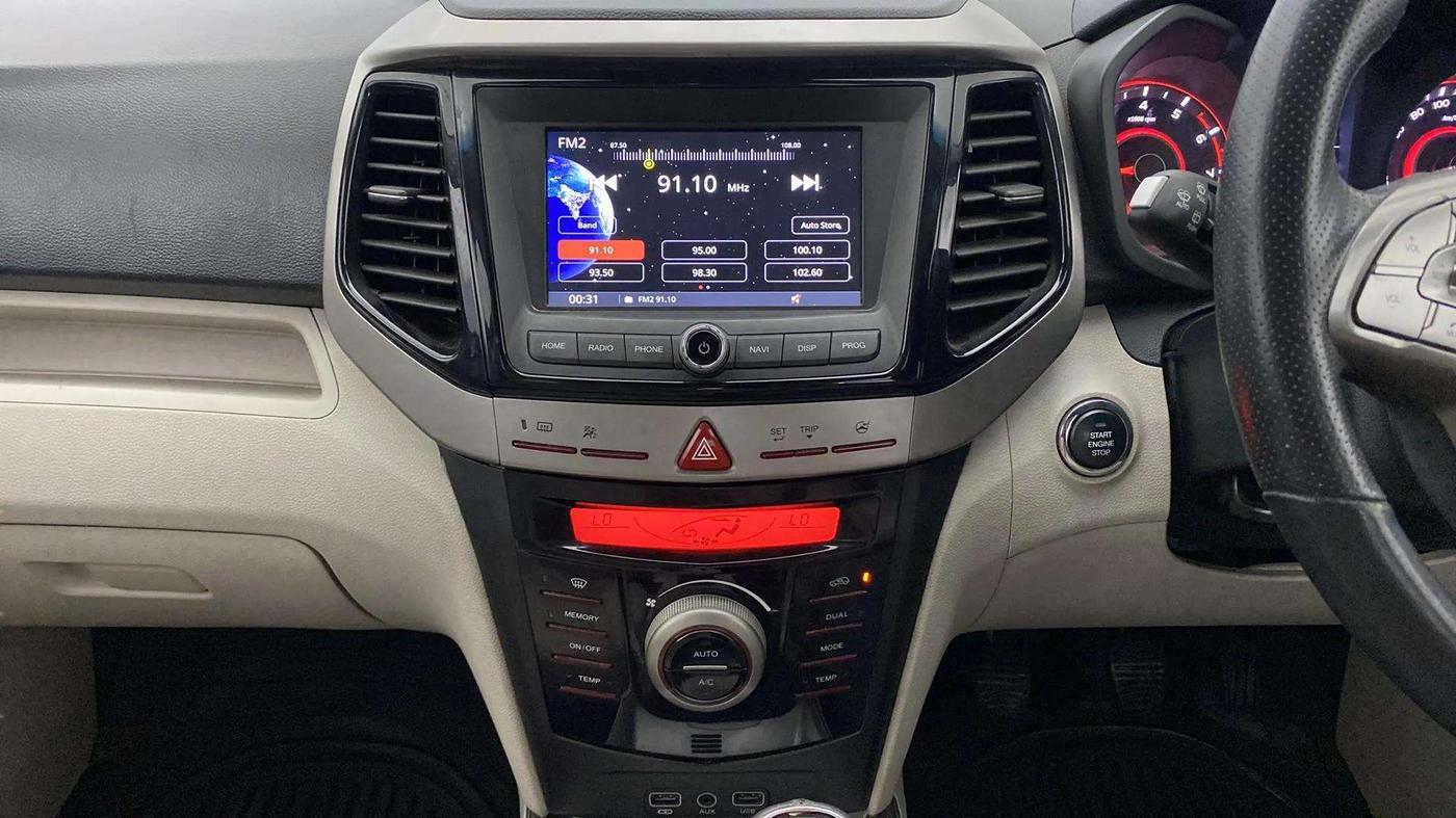 2020 Mahindra XUV300 W8 1.2 PETROL, Petrol, Manual, 33,830 km, Air Conditioner