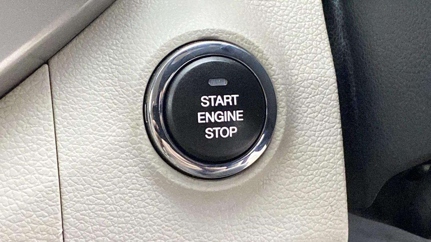 2020 Mahindra XUV300 W8 1.2 PETROL, Petrol, Manual, 33,830 km, Keyless Start/ Stop Button