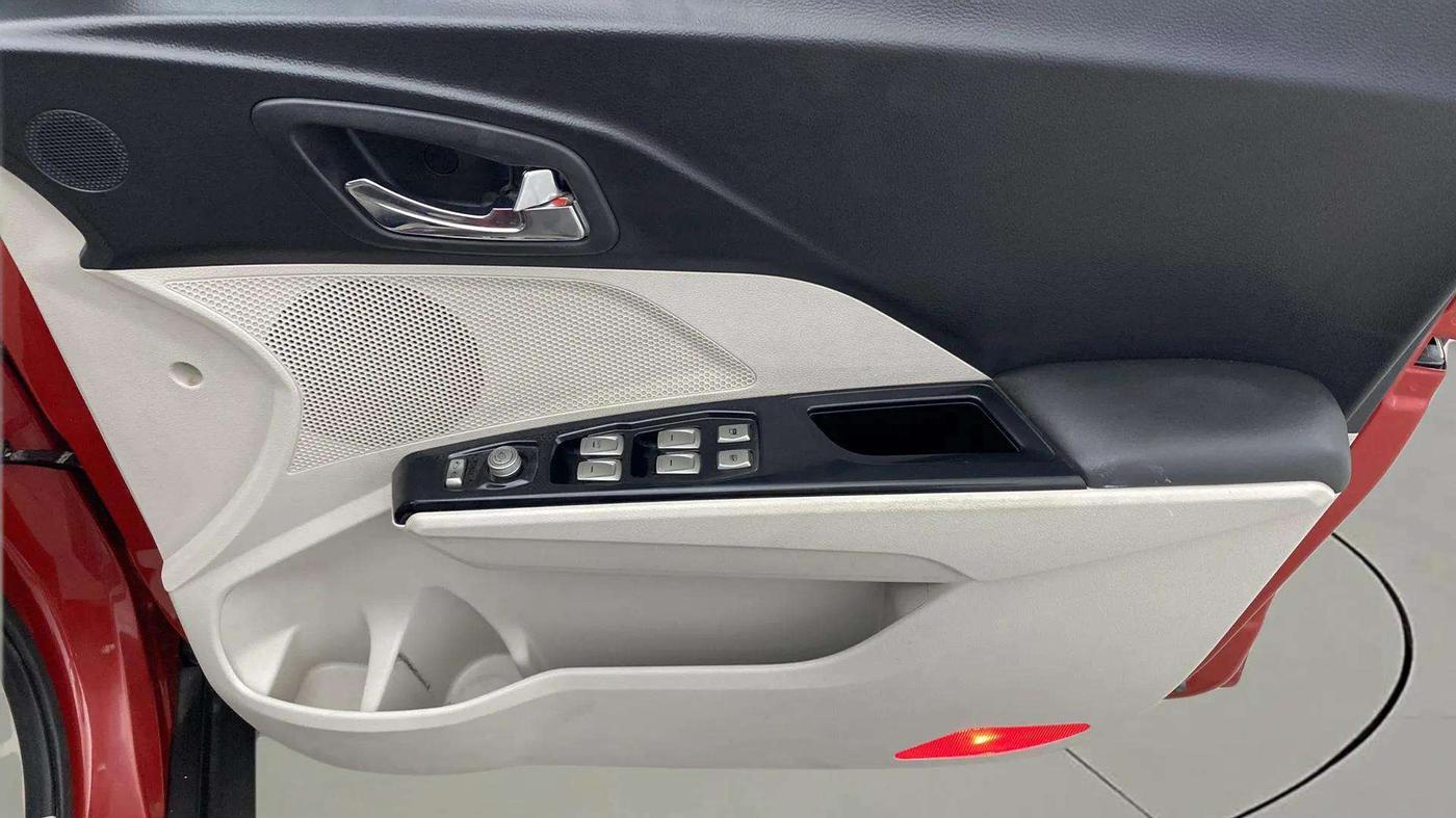 2020 Mahindra XUV300 W8 1.2 PETROL, Petrol, Manual, 33,830 km, Driver Side Door Panels Control