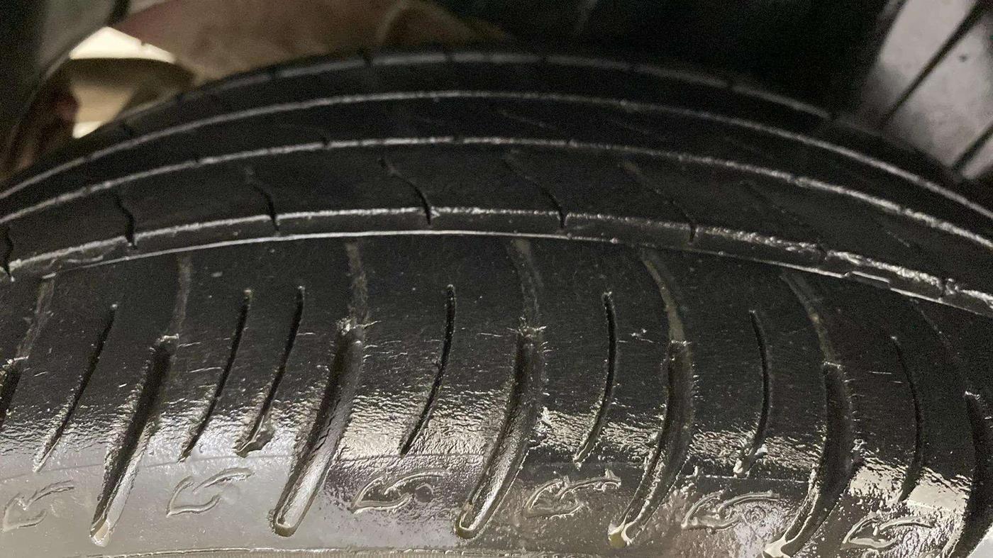 2020 Mahindra XUV300 W8 1.2 PETROL, Petrol, Manual, 33,830 km, Right Rear Tyre Tread