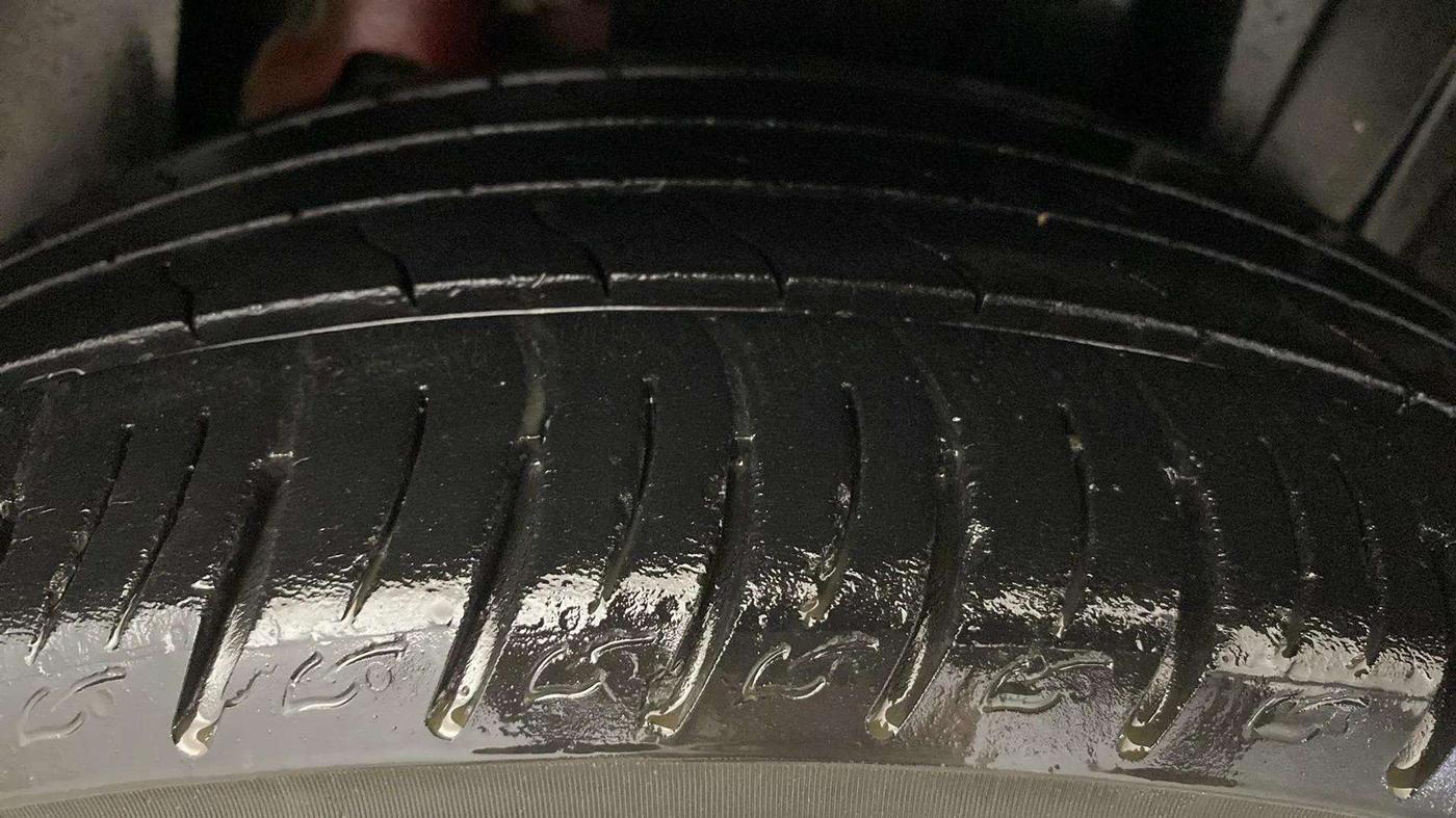 2020 Mahindra XUV300 W8 1.2 PETROL, Petrol, Manual, 33,830 km, Left Rear Tyre Tread