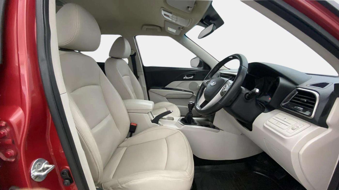 2020 Mahindra XUV300 W8 1.2 PETROL, Petrol, Manual, 33,830 km, Right Side Front Door Cabin