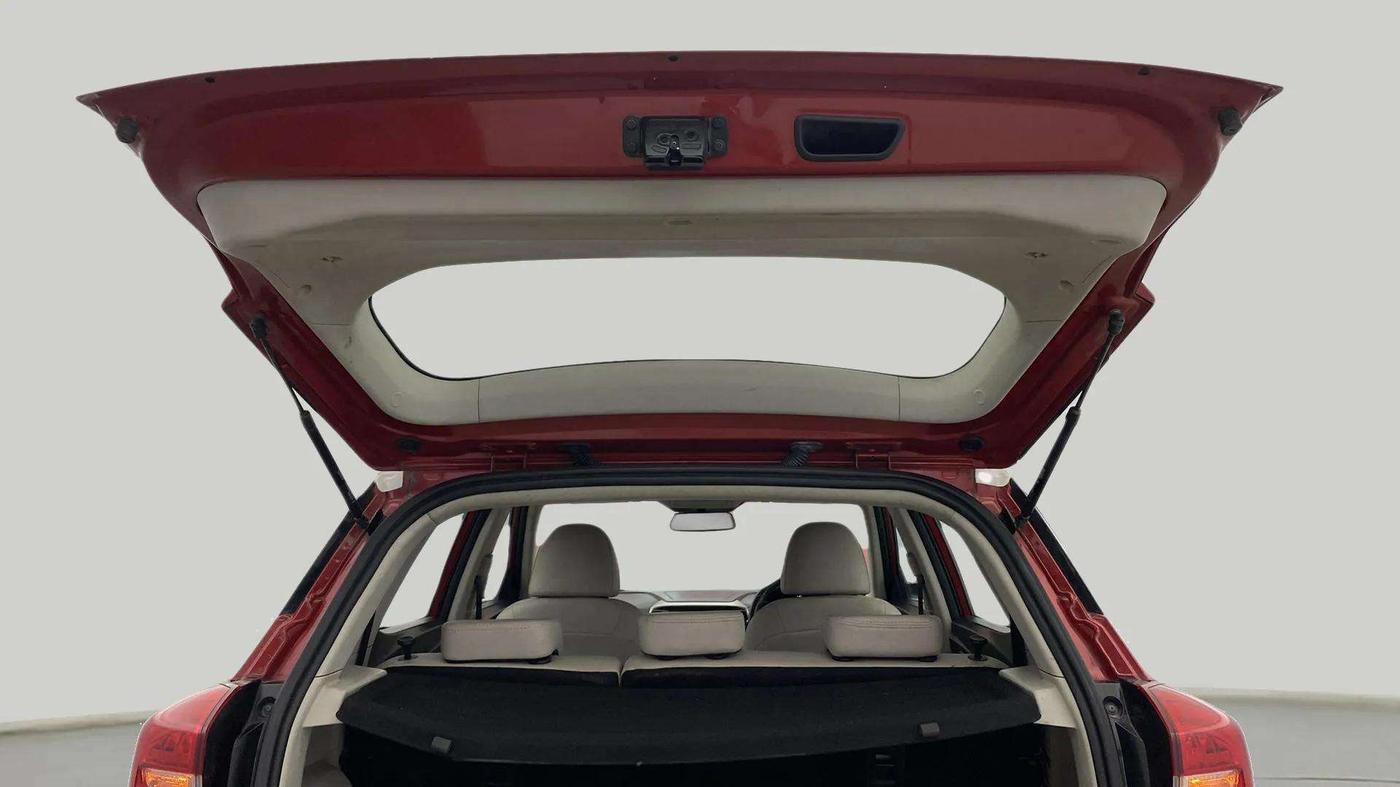 2020 Mahindra XUV300 W8 1.2 PETROL, Petrol, Manual, 33,830 km, Boot Door Open