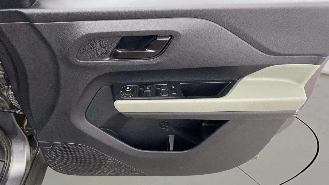 2023 Tata PUNCH ADVENTURE MT, CNG, Manual, 45,744 km, Driver Side Door Panels Control