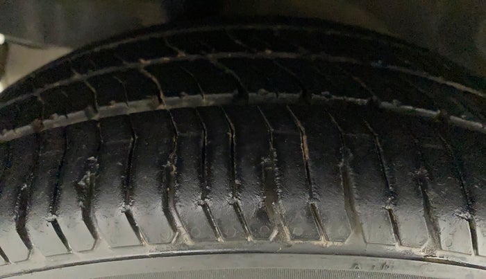 2015 Honda Brio VX AT, Petrol, Automatic, 44,303 km, Right Rear Tyre Tread
