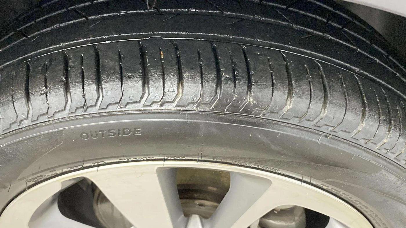 2016 Hyundai Elite i20 ASTA 1.2 (O), Petrol, Manual, 82,629 km, Right Front Tyre Tread