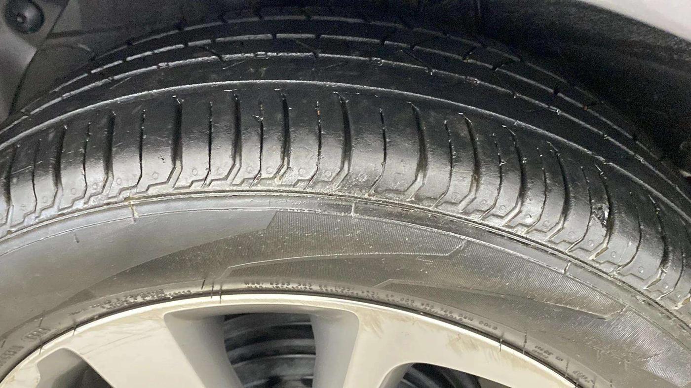 2016 Hyundai Elite i20 ASTA 1.2 (O), Petrol, Manual, 82,629 km, Left Front Tyre Tread