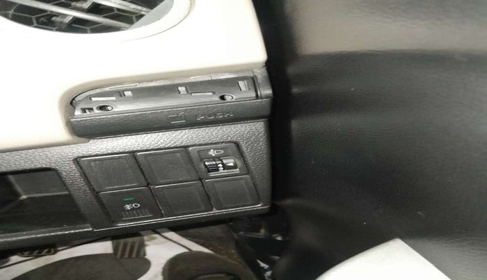 2013 Maruti Wagon R 1.0 LXI, Petrol, Manual, 45,607 km, Dashboard - Cup holder minor damage
