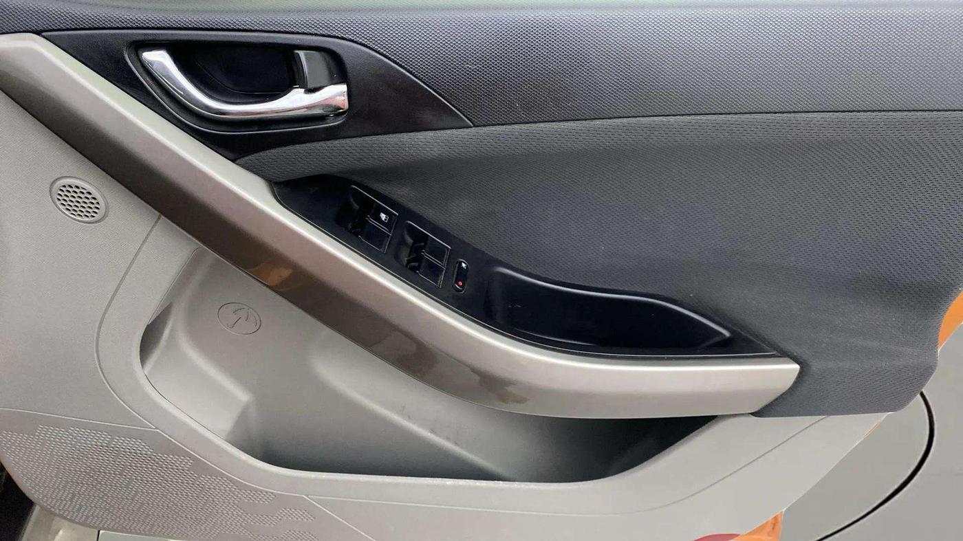 2018 Tata NEXON XZA PLUS DIESEL DUAL TONE, Diesel, Automatic, 54,618 km, Driver Side Door Panels Control