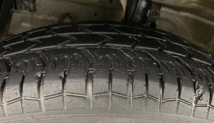 2017 Maruti Swift LXI (O), CNG, Manual, 46,745 km, Left Front Tyre Tread