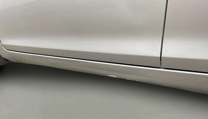 2017 Maruti Swift LXI (O), CNG, Manual, 46,745 km, Left running board - Slightly dented