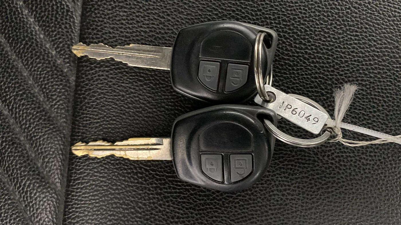 2017 Maruti Swift LXI (O), CNG, Manual, 46,745 km, Key Close Up