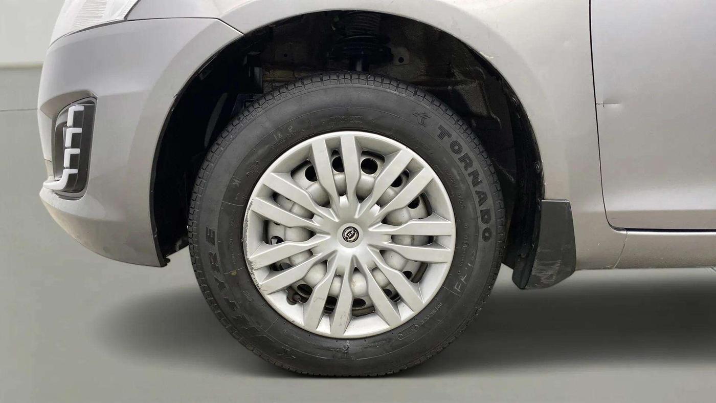 2017 Maruti Swift LXI (O), CNG, Manual, 46,745 km, Left Front Wheel