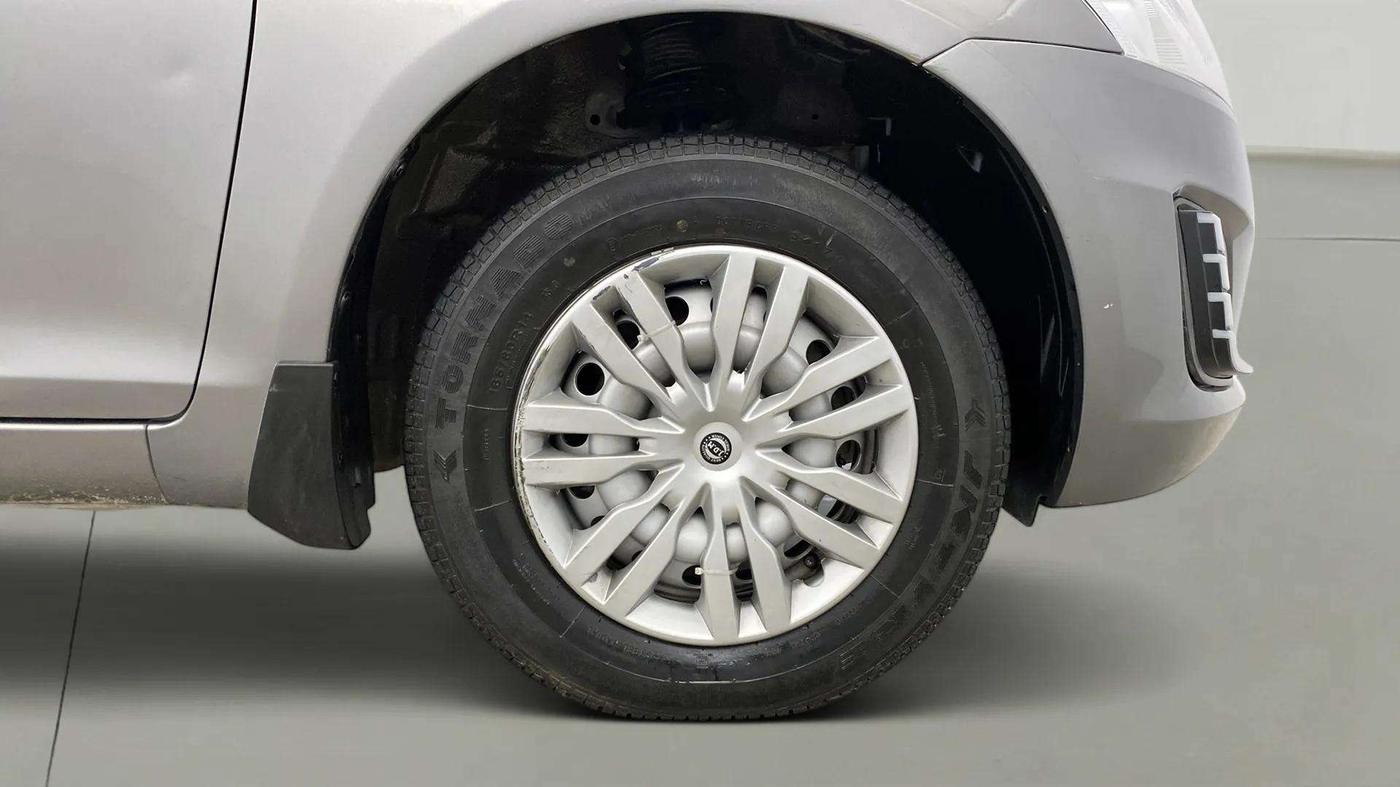 2017 Maruti Swift LXI (O), CNG, Manual, 46,745 km, Right Front Wheel
