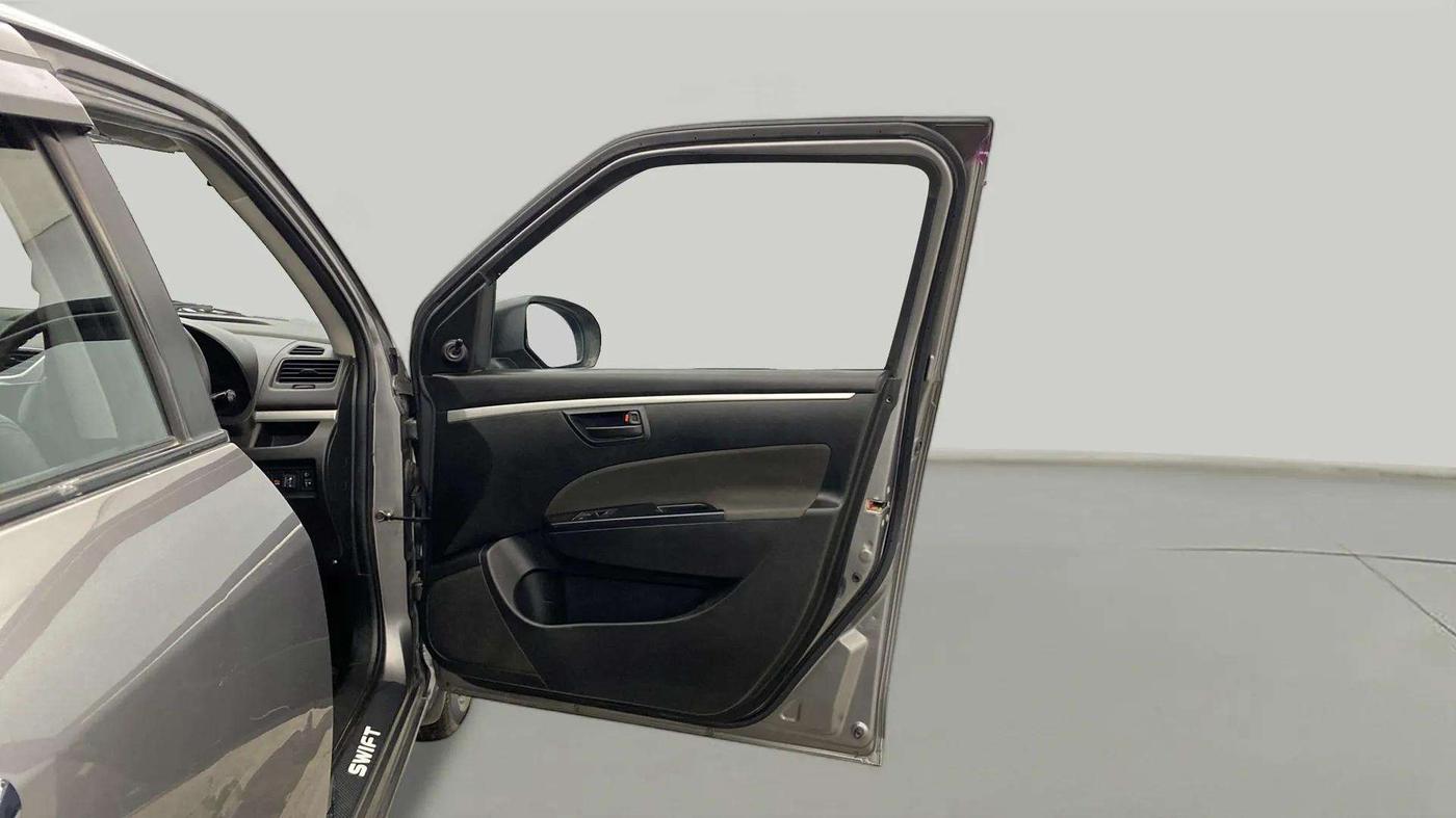 2017 Maruti Swift LXI (O), CNG, Manual, 46,745 km, RHS Front Door
