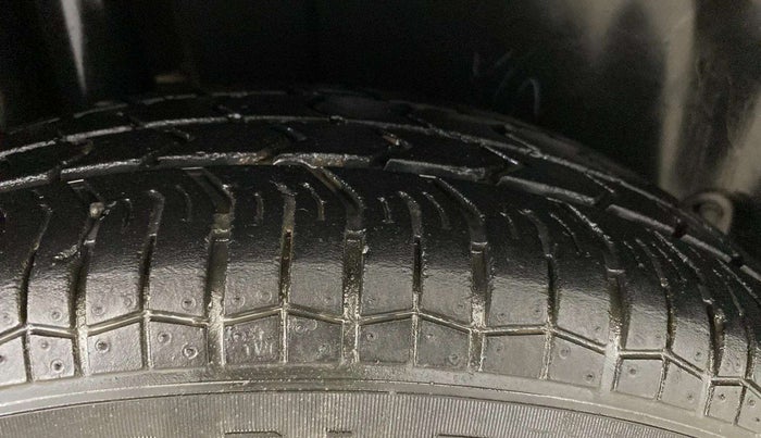 2017 Maruti Swift LXI (O), CNG, Manual, 46,745 km, Right Rear Tyre Tread