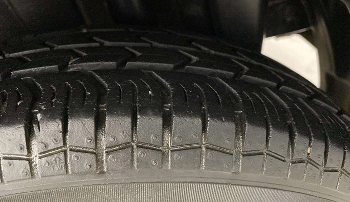 2017 Maruti Swift LXI (O), CNG, Manual, 46,745 km, Left Rear Tyre Tread