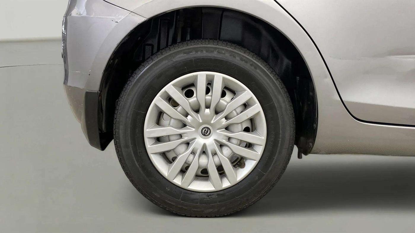 2017 Maruti Swift LXI (O), CNG, Manual, 46,745 km, Right Rear Wheel