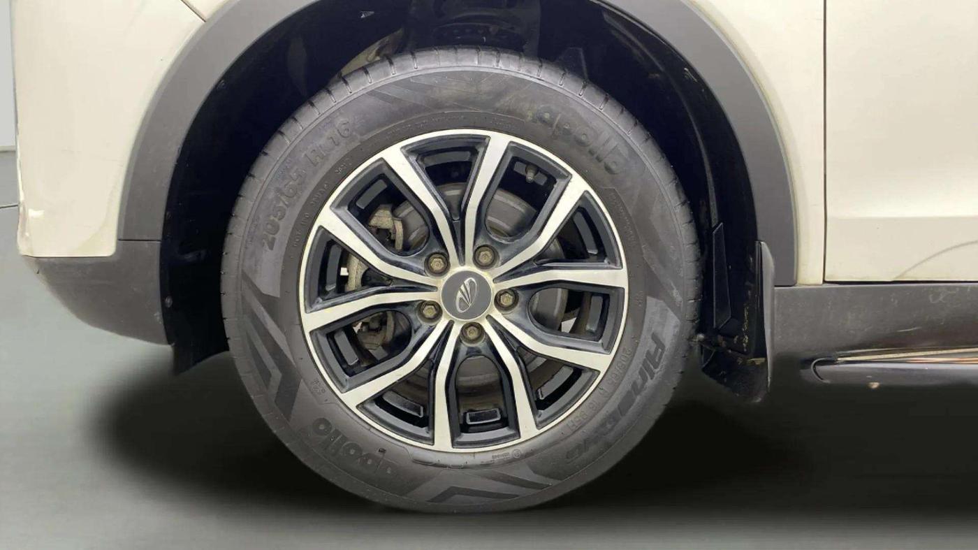2021 Mahindra XUV300 W6 1.2 PETROL AMT, Petrol, Automatic, 41,770 km, Left Front Wheel