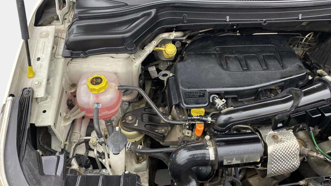 2021 Mahindra XUV300 W6 1.2 PETROL AMT, Petrol, Automatic, 41,770 km, Engine View - Right
