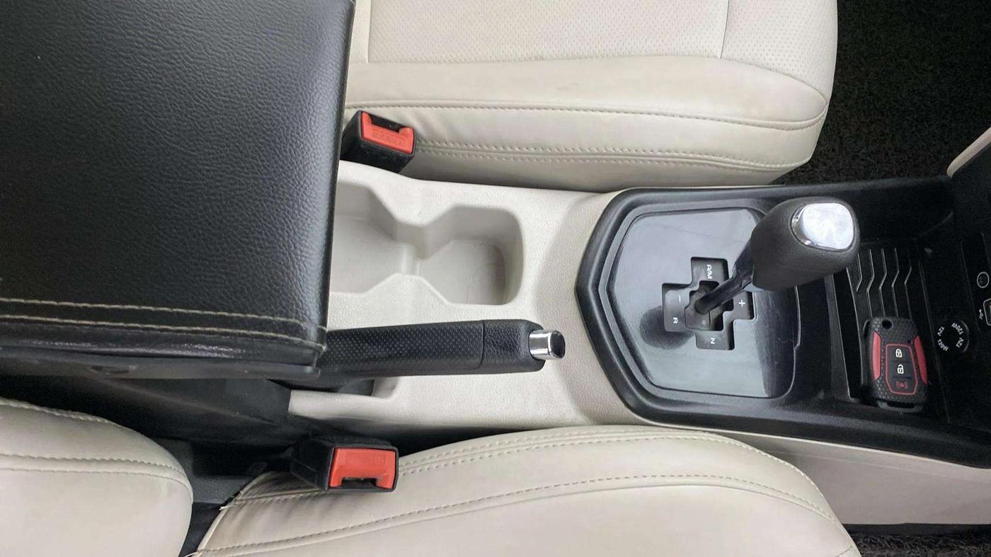 2021 Mahindra XUV300 W6 1.2 PETROL AMT, Petrol, Automatic, 41,770 km, Gear Lever