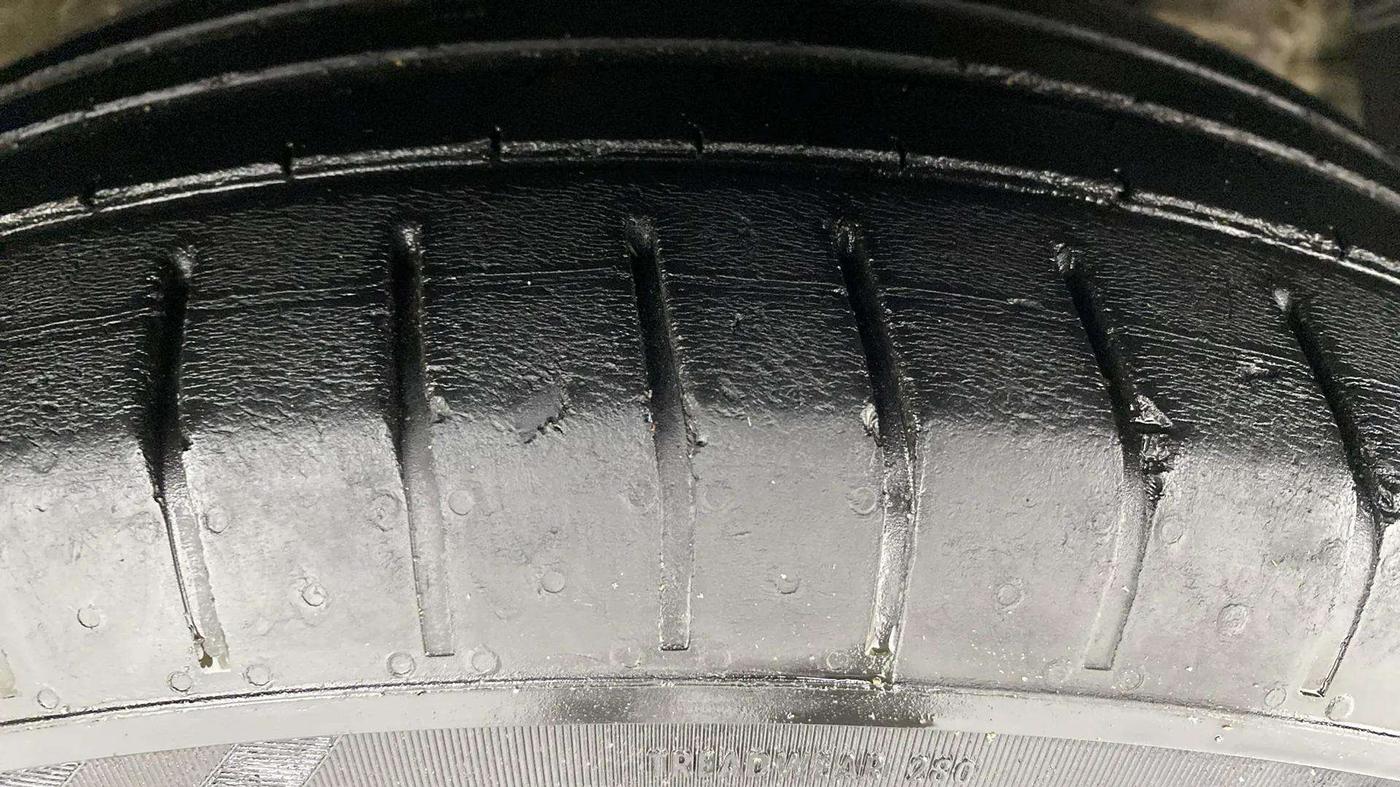 2021 Mahindra XUV300 W6 1.2 PETROL AMT, Petrol, Automatic, 41,770 km, Right Front Tyre Tread
