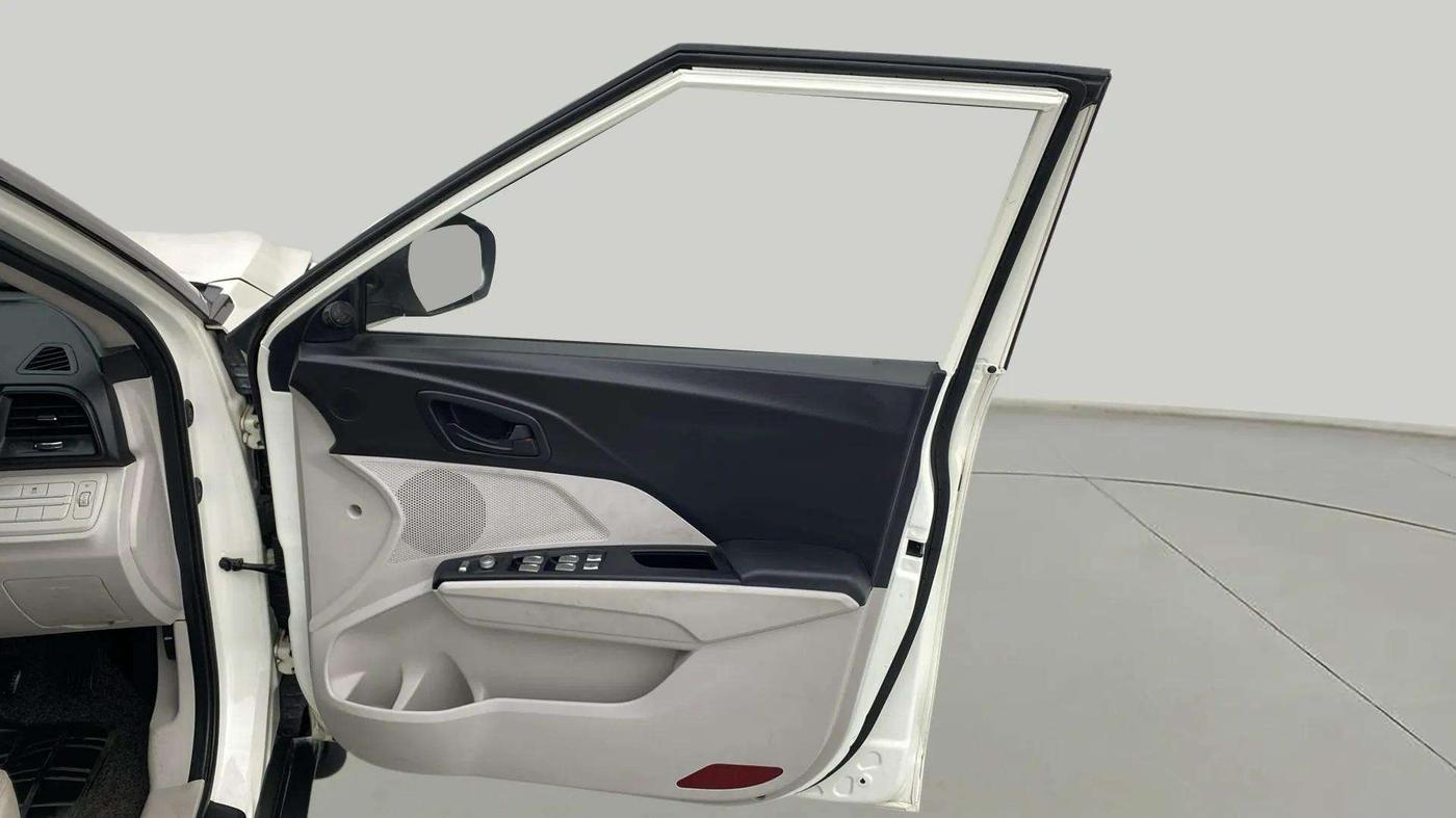 2021 Mahindra XUV300 W6 1.2 PETROL AMT, Petrol, Automatic, 41,770 km, RHS Front Door
