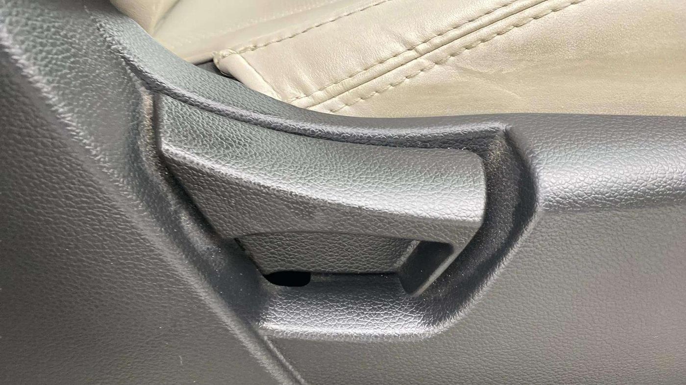 2021 Mahindra XUV300 W6 1.2 PETROL AMT, Petrol, Automatic, 41,770 km, Driver Side Adjustment Panel