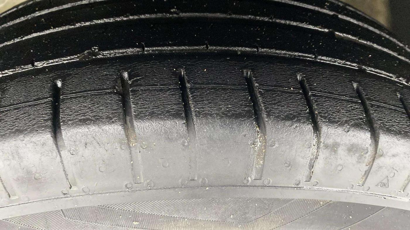 2021 Mahindra XUV300 W6 1.2 PETROL AMT, Petrol, Automatic, 41,770 km, Left Front Tyre Tread