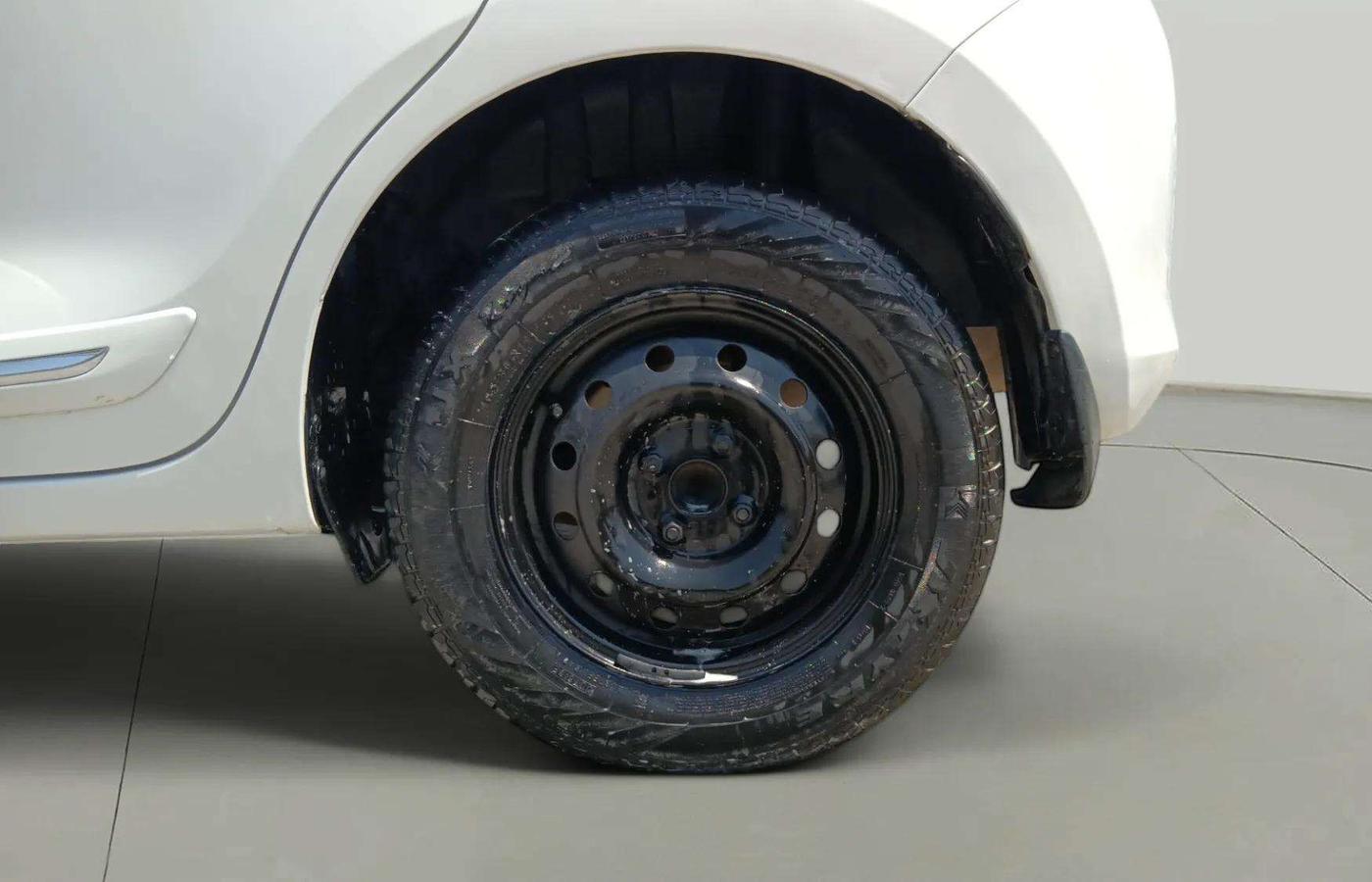 2021 Maruti Swift LXI, CNG, Manual, 38,923 km, Left Rear Wheel