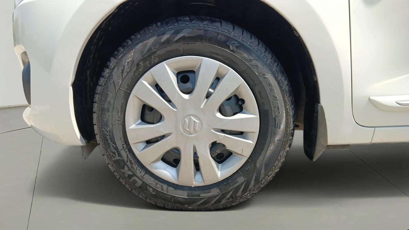 2021 Maruti Swift LXI, CNG, Manual, 38,923 km, Left Front Wheel