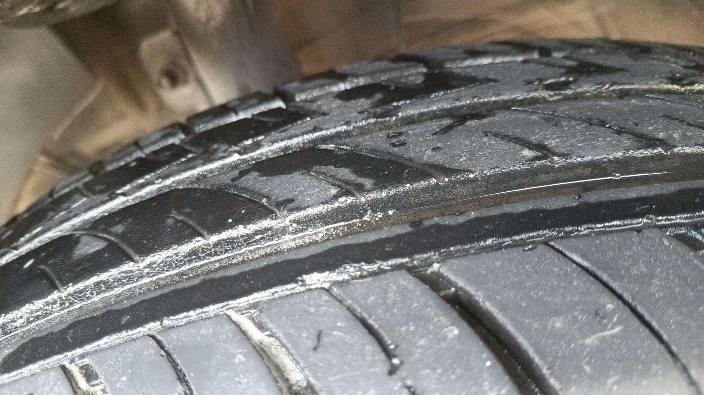 2021 Maruti Swift LXI, CNG, Manual, 38,923 km, Left Front Tyre Tread