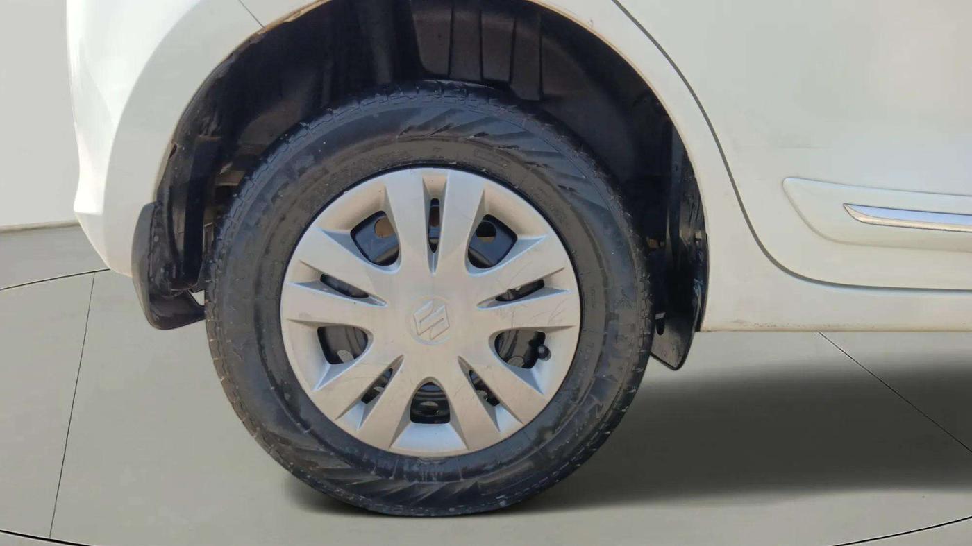 2021 Maruti Swift LXI, CNG, Manual, 38,923 km, Right Rear Wheel
