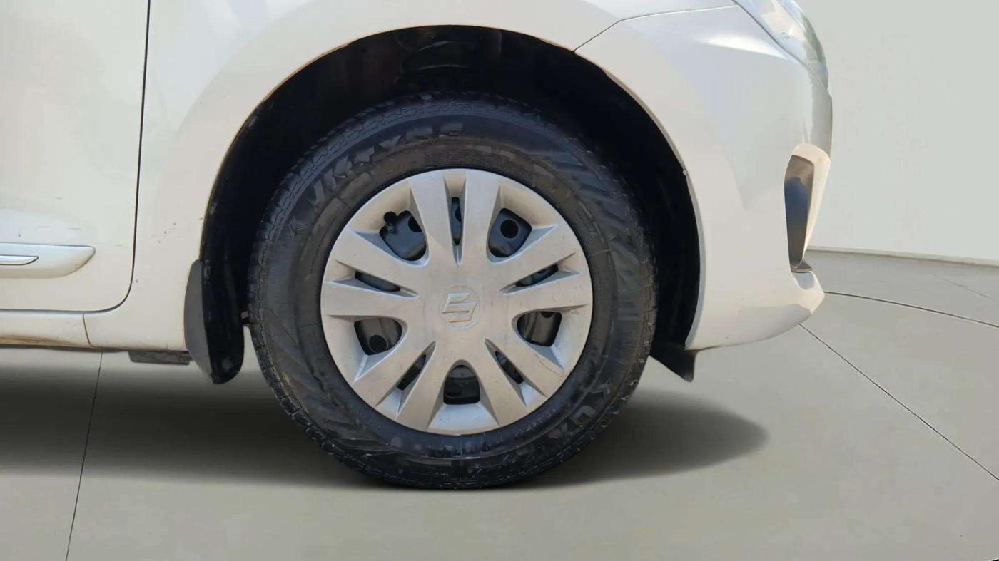 2021 Maruti Swift LXI, CNG, Manual, 38,923 km, Right Front Wheel
