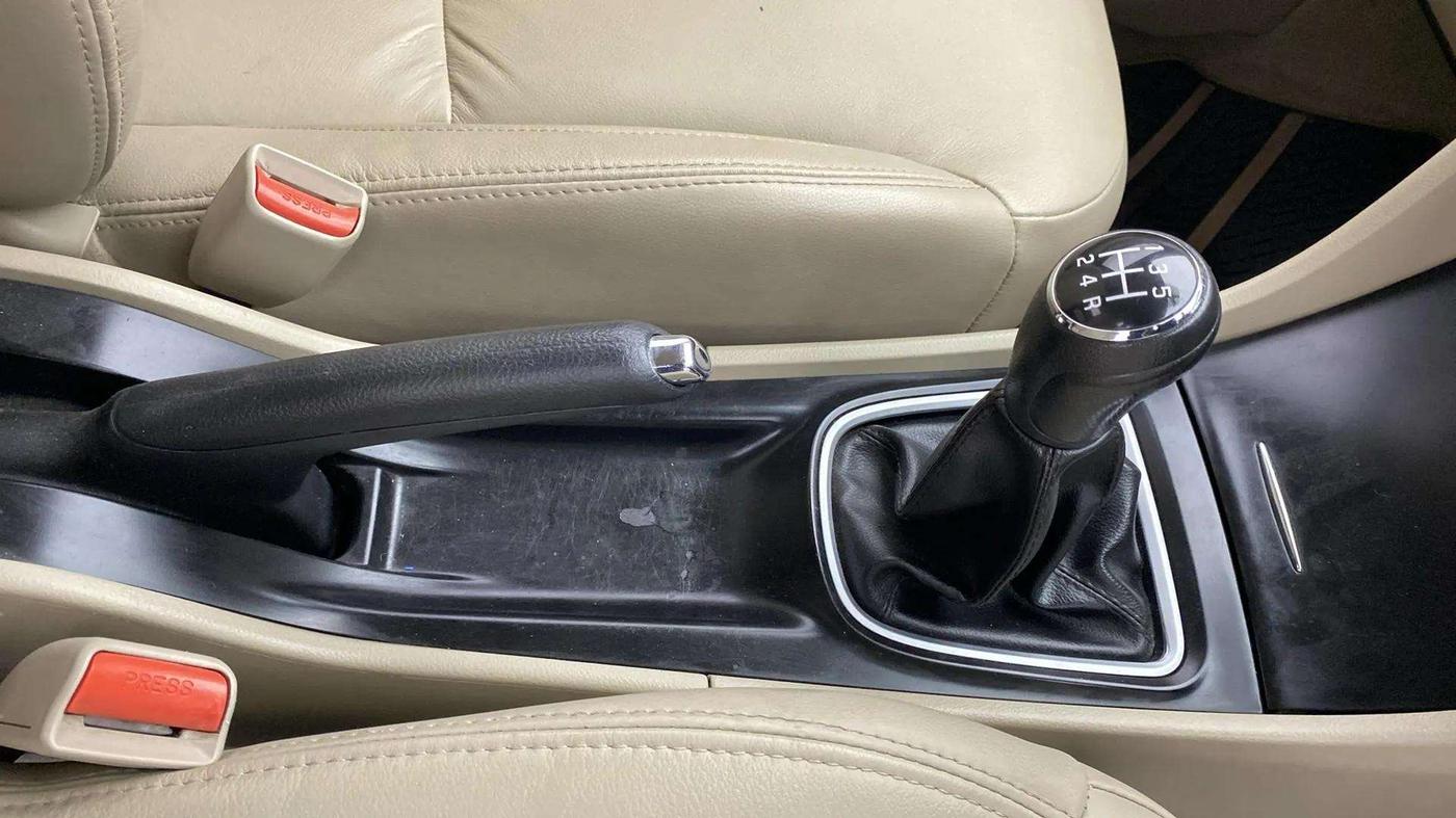 2019 Maruti Ciaz ALPHA 1.5 SHVS PETROL, Petrol, Manual, 58,795 km, Gear Lever