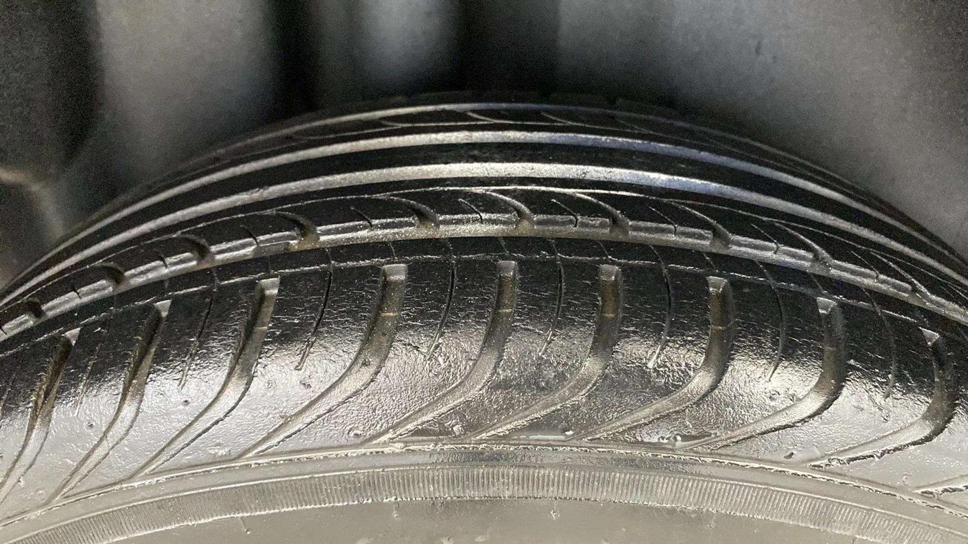 2013 Volkswagen Polo HIGHLINE1.2L, Petrol, Manual, 23,813 km, Right Rear Tyre Tread