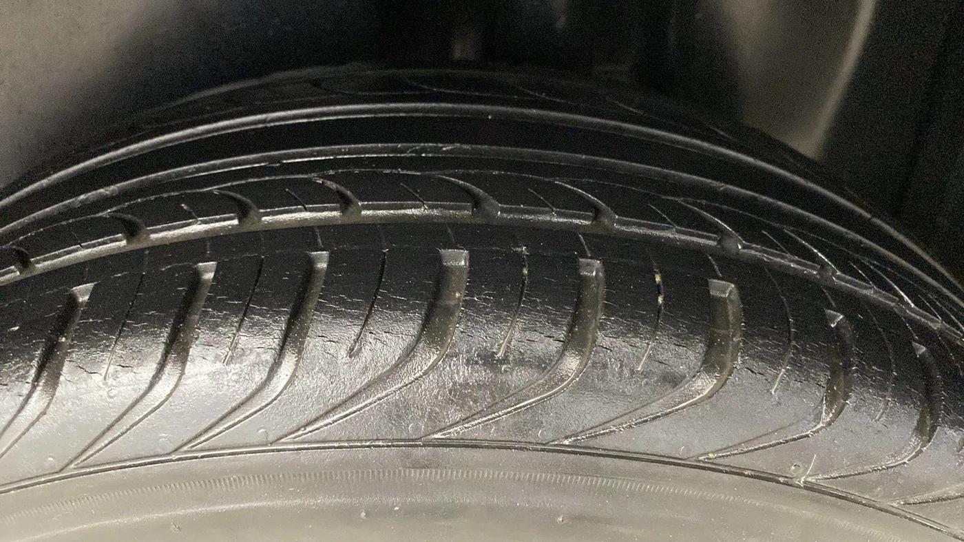 2013 Volkswagen Polo HIGHLINE1.2L, Petrol, Manual, 23,813 km, Left Rear Tyre Tread