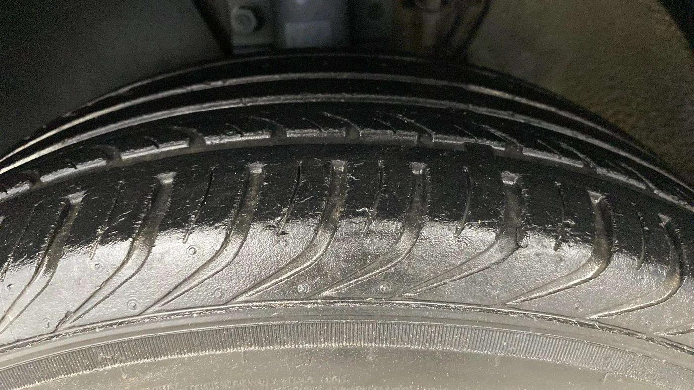 2013 Volkswagen Polo HIGHLINE1.2L, Petrol, Manual, 23,813 km, Left Front Tyre Tread