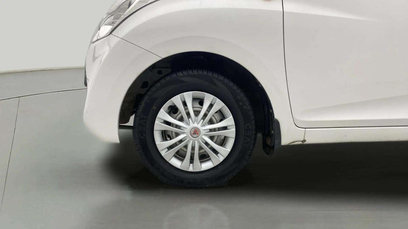 2015 Hyundai Eon ERA +, Petrol, Manual, 70,105 km, Left Front Wheel