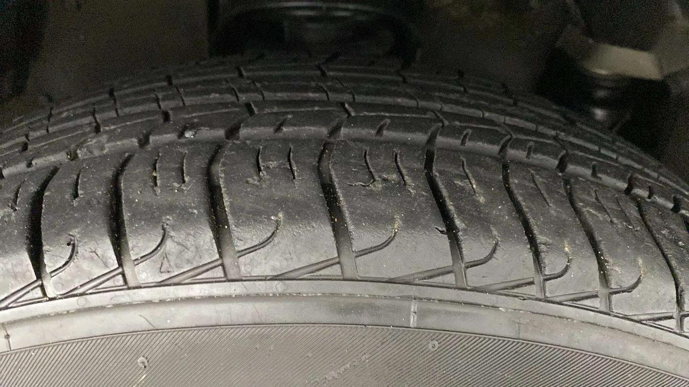 2021 Mahindra BOLERO NEO N 10, Diesel, Manual, 17,571 km, Right Front Tyre Tread
