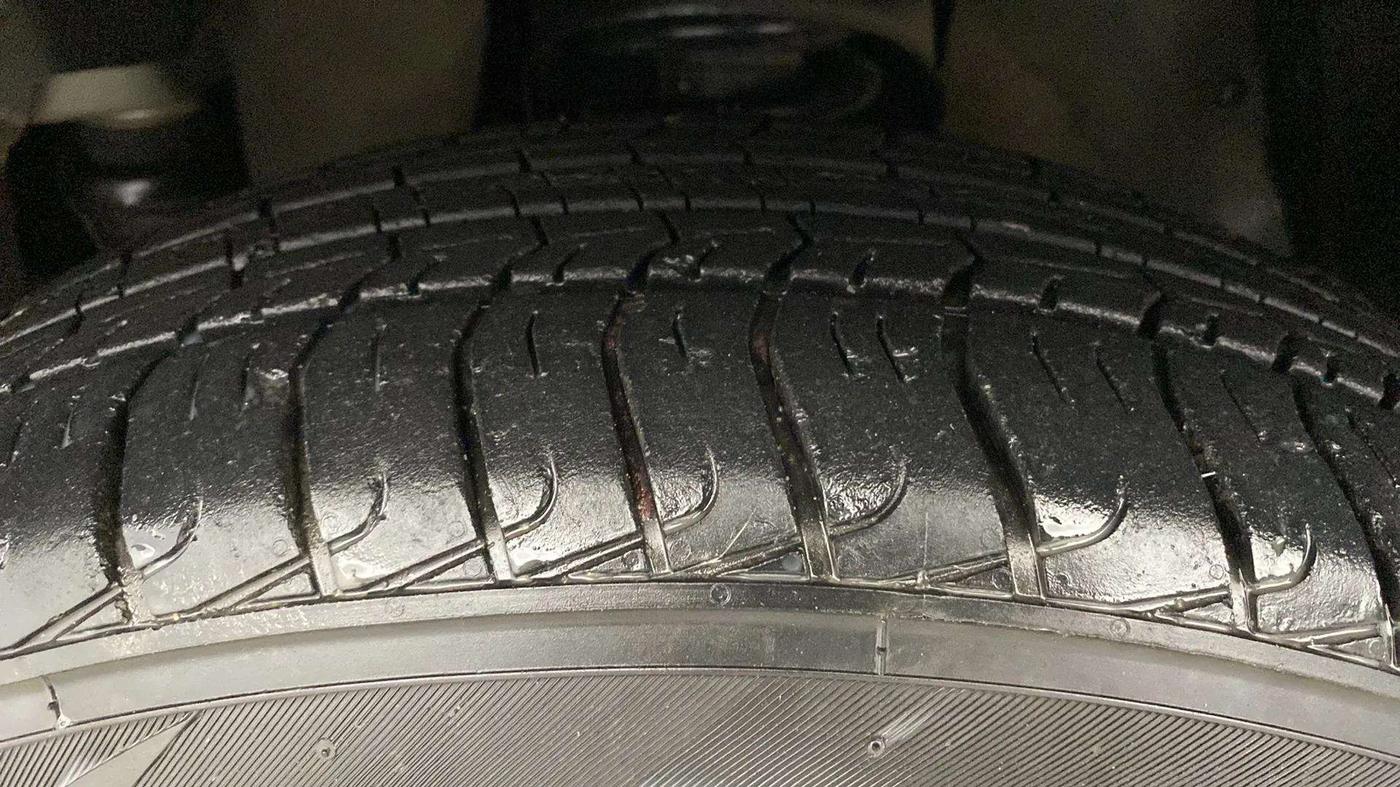 2021 Mahindra BOLERO NEO N 10, Diesel, Manual, 17,571 km, Left Front Tyre Tread