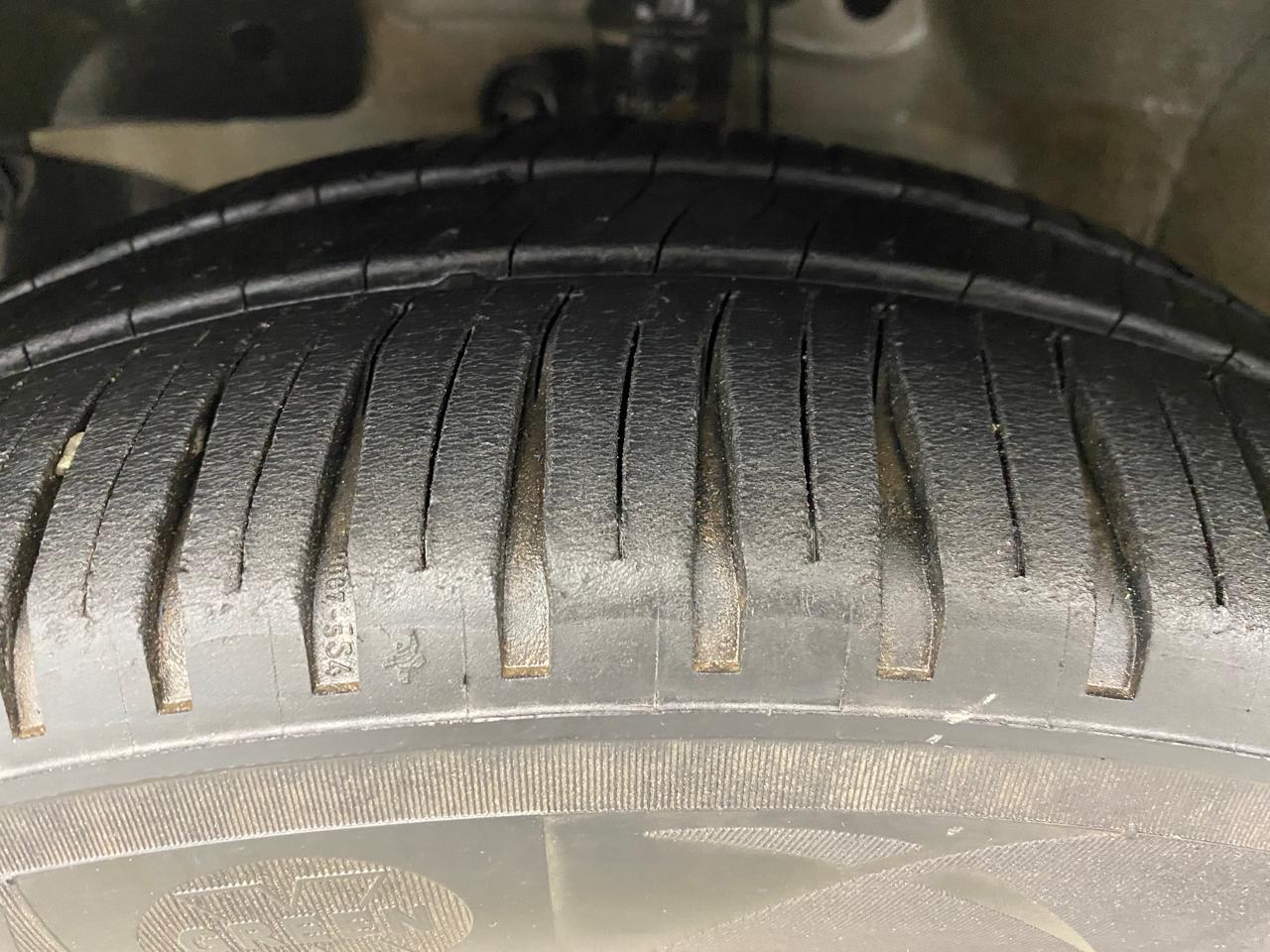 2014 Honda Brio S MT, Petrol, Manual, 72,245 km, Right Front Tyre Tread