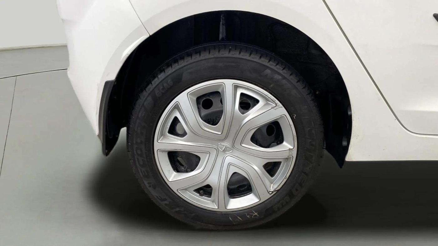 2023 Tata ALTROZ XTA, Petrol, Automatic, 13,461 km, Right Rear Wheel